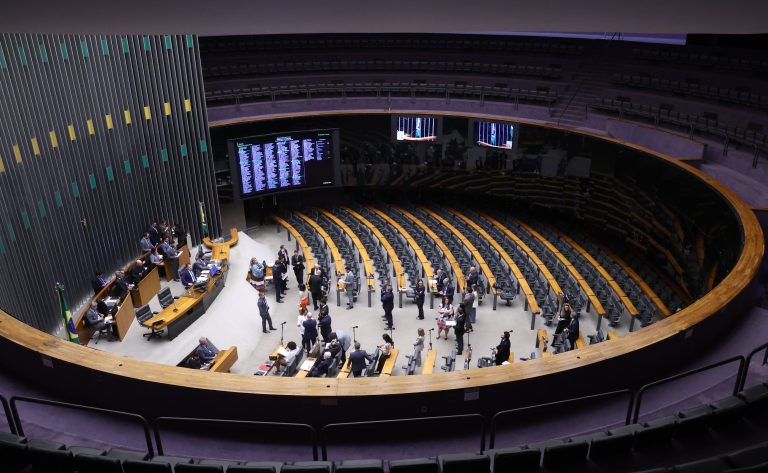 Câmara aprova regras que mantêm autonomia das escolas para calendário na Copa do Mundo Feminina em 2027