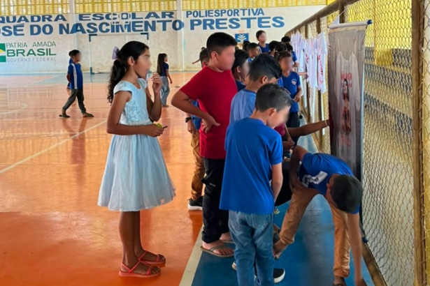 Exposição Não Vista Esta Camisa é levada a escola em Manicoré como ação da 33.ª Semana da Justiça pela Paz em Casa