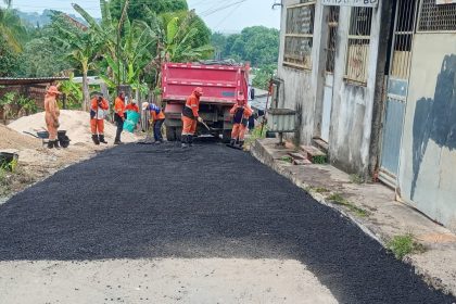 Prefeitura de Manaus inicia manutenção asfáltica na rua Val Paraíso no Tarumã para recuperar o pavimento e melhorar a circulação