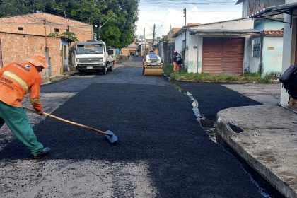 Prefeitura de Manaus executa manutenção asfáltica na rua São Pedro do Jorge Teixeira para recuperar trechos desgastados