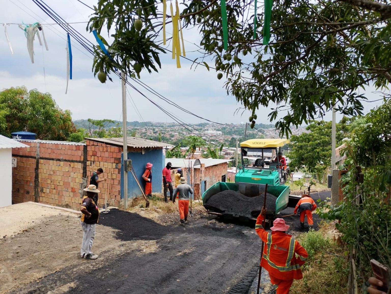 Prefeitura de Manaus realiza recapeamento da rua Lua Cheia no bairro Nova Cidade com 260 toneladas