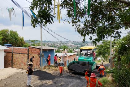 Prefeitura de Manaus realiza recapeamento da rua Lua Cheia no bairro Nova Cidade com 260 toneladas