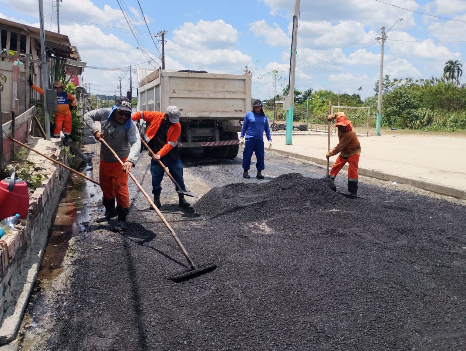 Prefeitura de Manaus recupera rua Tomás Jobim com 40 toneladas de massa asfáltica em Jorge Teixeira