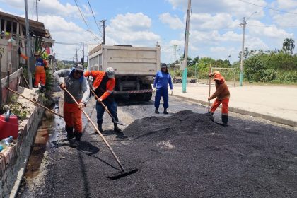 Prefeitura de Manaus recupera rua Tomás Jobim com 40 toneladas de massa asfáltica em Jorge Teixeira