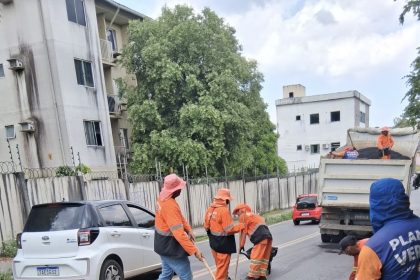 Prefeitura de Manaus realiza recuperação da malha viária em duas ruas do bairro Flores nesta quinta-feira