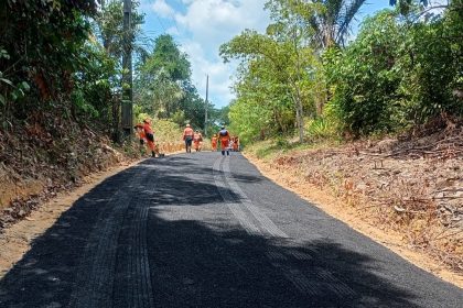 Prefeitura de Manaus inicia pavimentação no ramal São João e aplica 80 toneladas de massa asfáltica