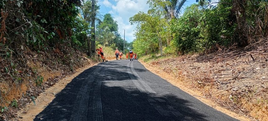 Prefeitura de Manaus inicia pavimentação no ramal São João e aplica 80 toneladas de massa asfáltica