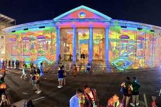 Museu da Cidade de Manaus recebe visitantes e exibe projeções na fachada durante Sou Manaus 2026