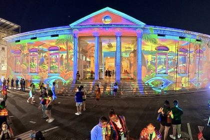 Museu da Cidade de Manaus recebe visitantes e exibe projeções na fachada durante Sou Manaus 2026