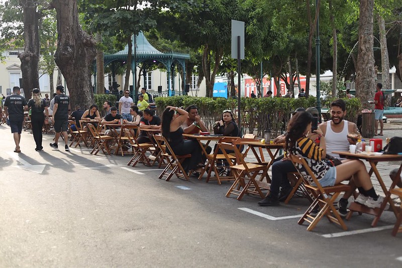 Espaço Gastronômico na praça Dom Pedro II atrai público no centro histórico de Manaus durante o SouManaus 2026