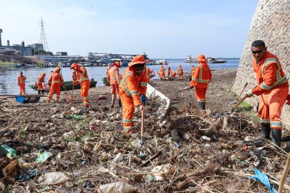 Limpeza da orla do São Raimundo mobiliza Semulsp para remoção de resíduos nas margens do rio Negro