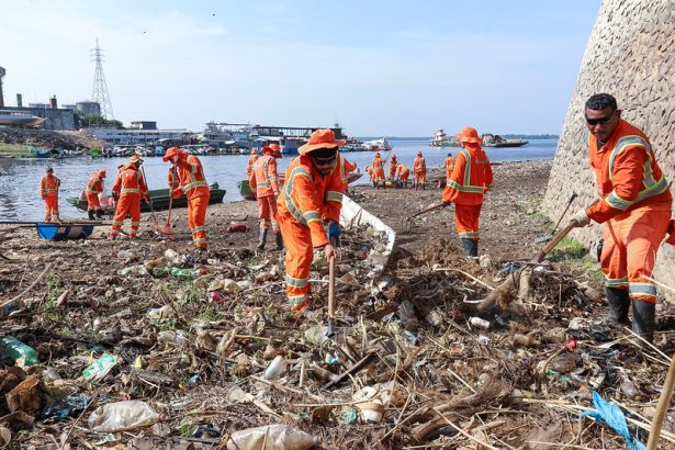 Limpeza da orla do São Raimundo mobiliza Semulsp para remoção de resíduos nas margens do rio Negro