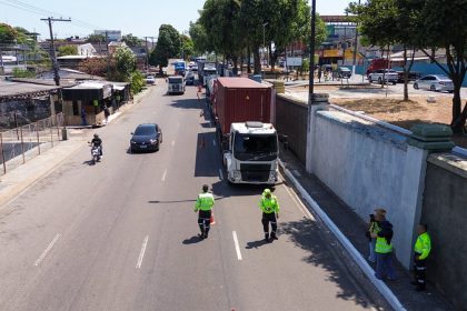 Operação Carga Pesada intensifica fiscalização de caminhões na avenida General Rodrigo Otávio Jordão Ramos em Manaus