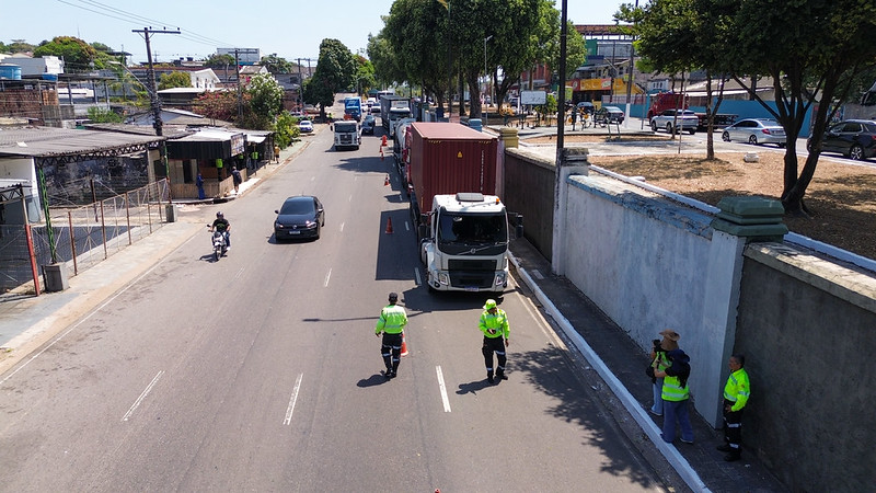 Operação Carga Pesada intensifica fiscalização de caminhões na avenida General Rodrigo Otávio Jordão Ramos em Manaus
