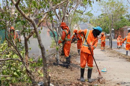 Semulsp intensifica limpeza pública em Manaus com varrição, raspagem e poda no residencial Viver Melhor