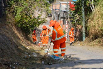 Prefeitura de Manaus faz mutirão de limpeza no Santa Etelvina com mais de 400 trabalhadores mobilizados