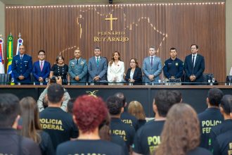 Medalha Ruy Araújo é entregue à delegada Danielle de Meneses Oliveira Mady em sessão da Aleam com participação do TJAM