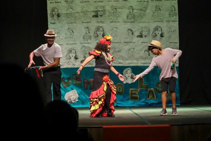 Peça teatral Quem são elas do Cmae Nelson Neto é apresentada no Icbeu em 21/9 e reúne estudantes em debate
