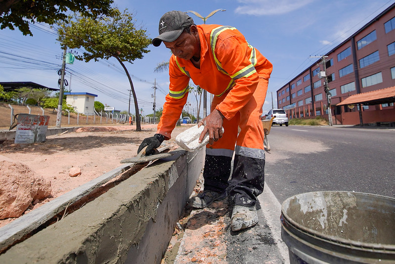 Prefeitura de Manaus inicia revitalização do canteiro central na avenida Max Teixeira para reforçar segurança no trânsito