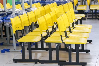 Prefeitura de Manaus entrega mobiliário escolar e mesas de acessibilidade a escolas municipais em novo repasse
