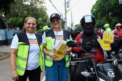 Prefeitura de Manaus realiza ação Cine Moto para educação, orientação e saúde no trânsito na avenida Brasil