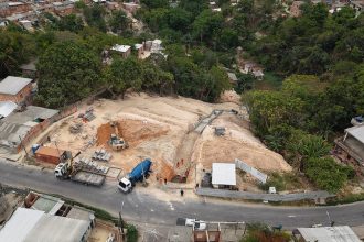 Prefeitura de Manaus avança em obra de contenção de erosão na rua Londres com drenagem profunda