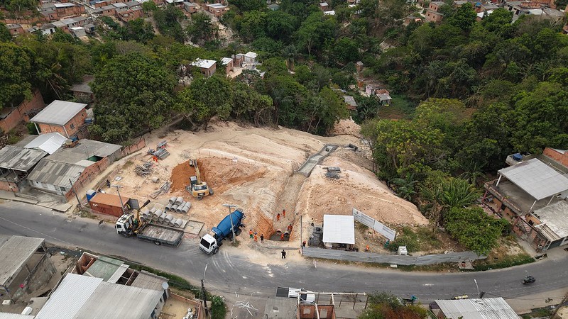 Prefeitura de Manaus avança em obra de contenção de erosão na rua Londres com drenagem profunda