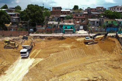 Prefeitura de Manaus avança na contenção de erosão na rua Alumínio com obra 75% concluída