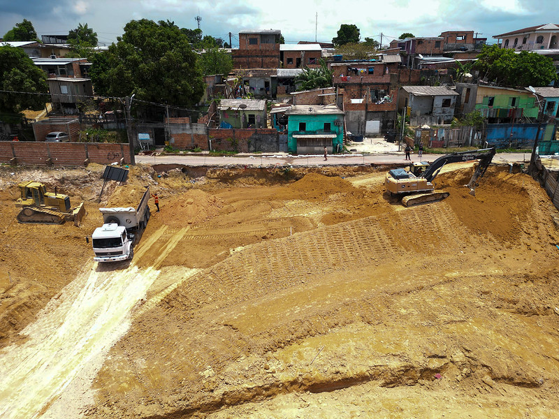 Prefeitura de Manaus avança na contenção de erosão na rua Alumínio com obra 75% concluída