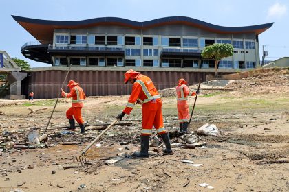 Semulsp mobiliza mais de 500 trabalhadores para limpeza da orla do rio Negro em Manaus durante ação em 29/9