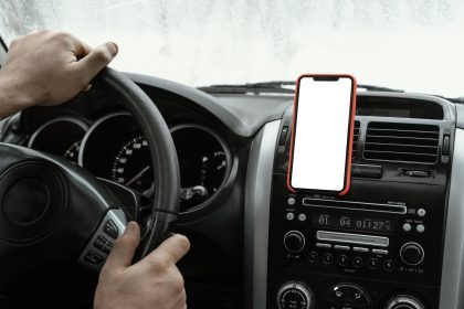Justa causa aplicada a motorista por atender ligação foi anulada e empresa condenada a indenizar em R$ 10 mil