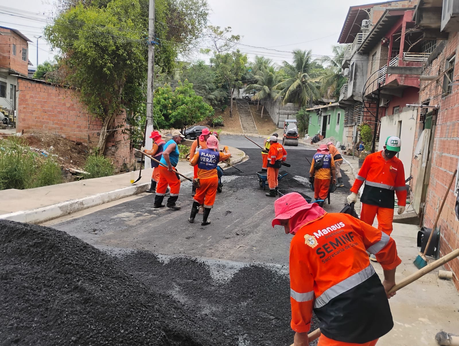Manutenção asfáltica em Manaus pela Prefeitura recupera rua Aires da Cunha no Alvorada