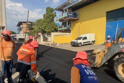 Prefeitura de Manaus realiza recuperação asfáltica na rua Tancredo Neves para melhorar trafegabilidade