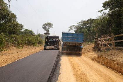 Prefeitura inicia pavimentação do ramal do Pedreiras no km 15 da BR-174 e aplica primeiras 200 toneladas