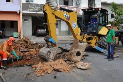 Prefeitura de Manaus realiza manutenção da drenagem na rua Raul Antony para recompor tubulação e melhorar escoamento
