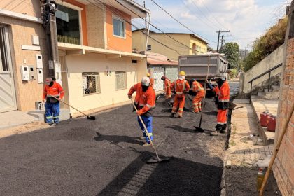 Recapeamento da rua Padre Cícero em Manaus avança com aplicação de 60 toneladas de asfalto