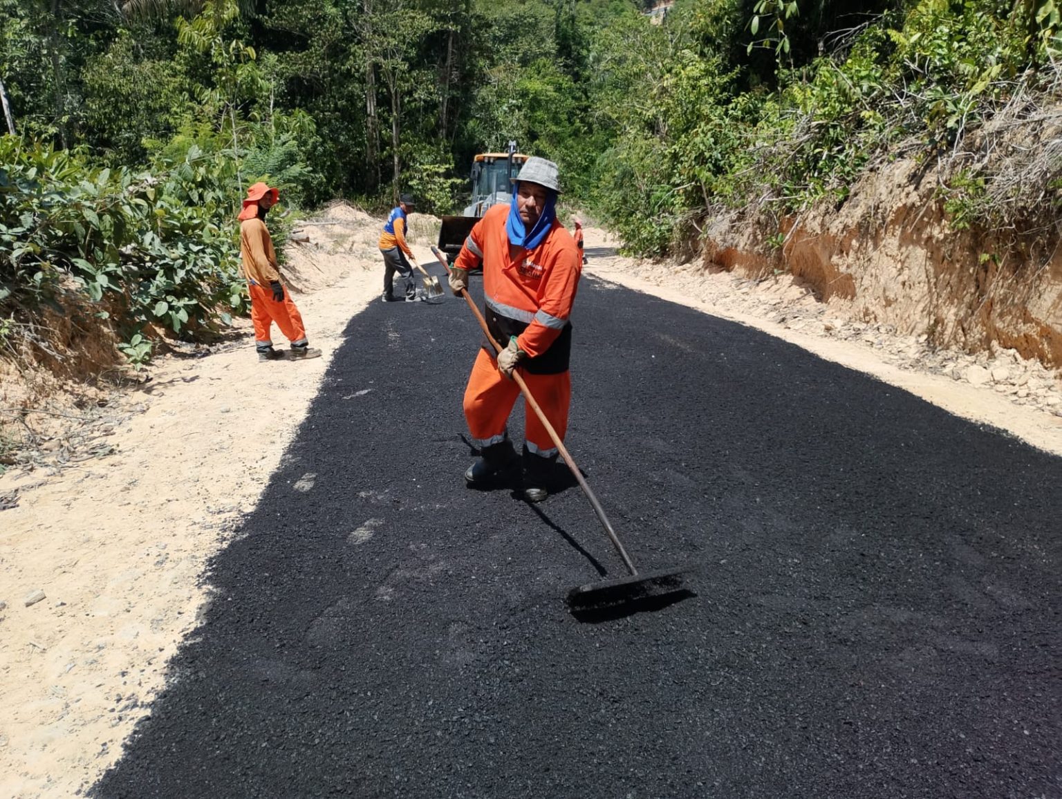 Prefeitura de Manaus executa pavimentação da ladeira do ramal União no quilômetro 43 da AM-010 para melhorar o acesso