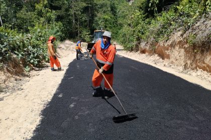 Prefeitura de Manaus executa pavimentação da ladeira do ramal União no quilômetro 43 da AM-010 para melhorar o acesso