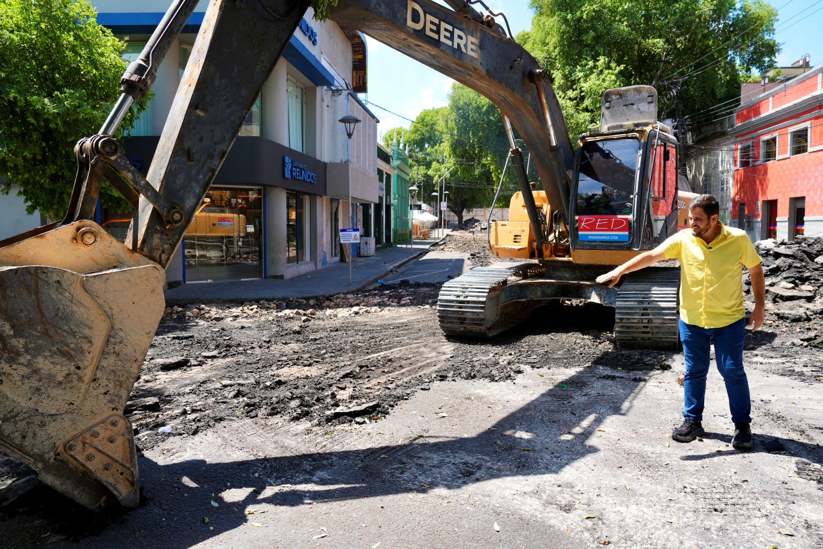 Retirada do asfalto na rua Ferreira Pena inicia obras para implantar Rua Gastronômica em Manaus