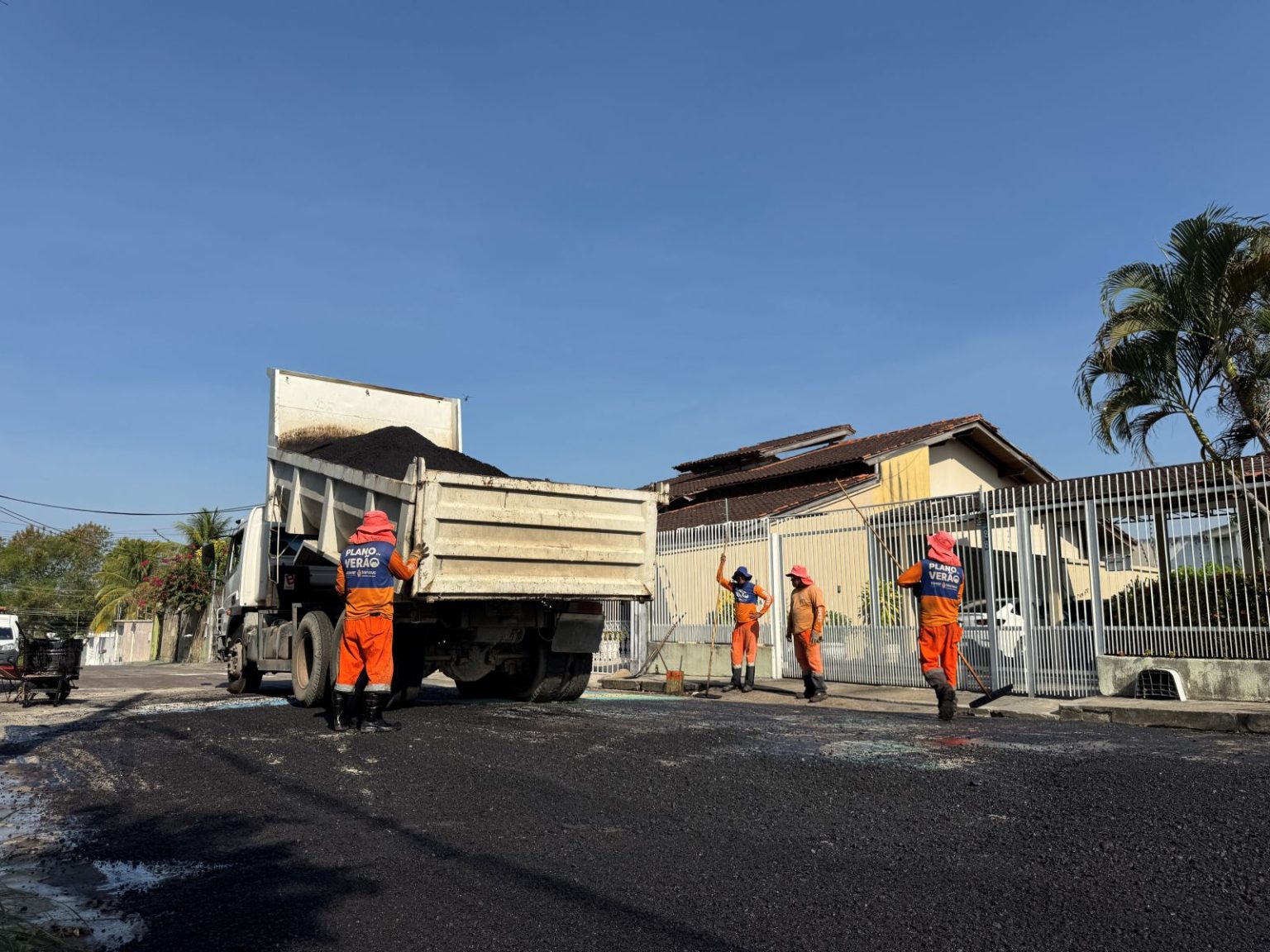 Recuperação asfáltica na rua 6 do conjunto Villar Câmara melhora mobilidade e segurança no Aleixo