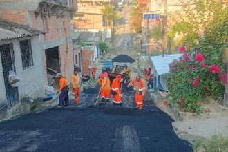 Prefeitura de Manaus realiza recuperação de vias com 50 toneladas de asfalto no bairro Alfredo Nascimento