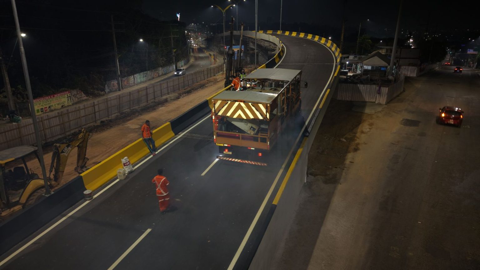 Prefeitura de Manaus avança na sinalização da alça superior do viaduto Passarão durante a madrugada