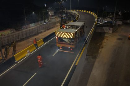 Prefeitura de Manaus avança na sinalização da alça superior do viaduto Passarão durante a madrugada