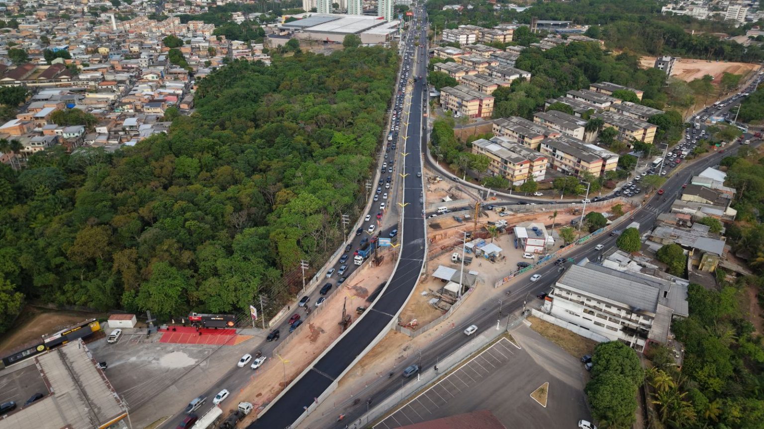 Prefeitura de Manaus conclui pavimentação da alça superior do complexo viário Passarão e mantém frentes de obra ativas