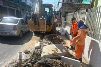 Prefeitura de Manaus recupera caixa coletora obstruída na avenida Oscar Borel para restabelecer a drenagem urbana