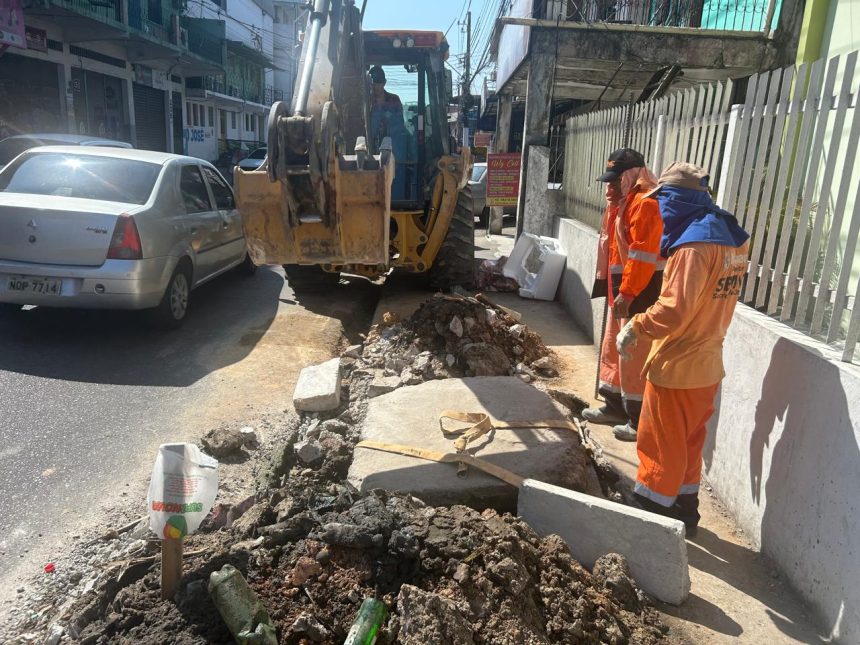 Prefeitura de Manaus recupera caixa coletora obstruída na avenida Oscar Borel para restabelecer a drenagem urbana