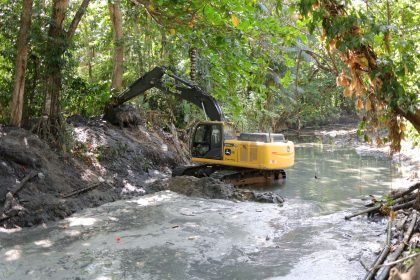 Prefeitura de Manaus inicia dragagem no igarapé do conjunto Petros para prevenir alagamentos e melhorar escoamento