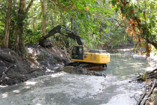 Prefeitura de Manaus inicia dragagem no igarapé do conjunto Petros para prevenir alagamentos e melhorar escoamento