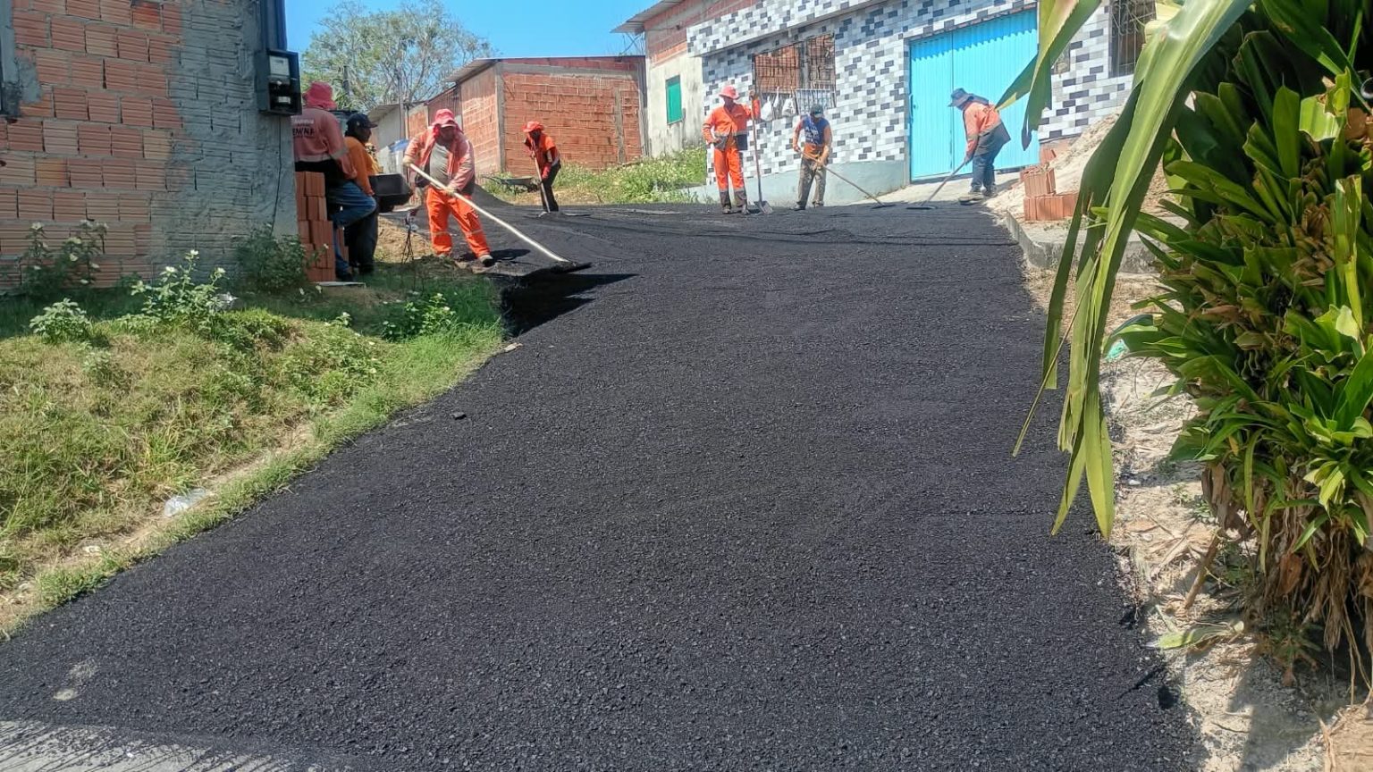 Manaus aplica 30 toneladas de massa asfáltica na recuperação da rua Satarê Mawé e melhora condições de tráfego no Cidade Nova