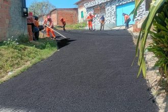 Manaus aplica 30 toneladas de massa asfáltica na recuperação da rua Satarê Mawé e melhora condições de tráfego no Cidade Nova